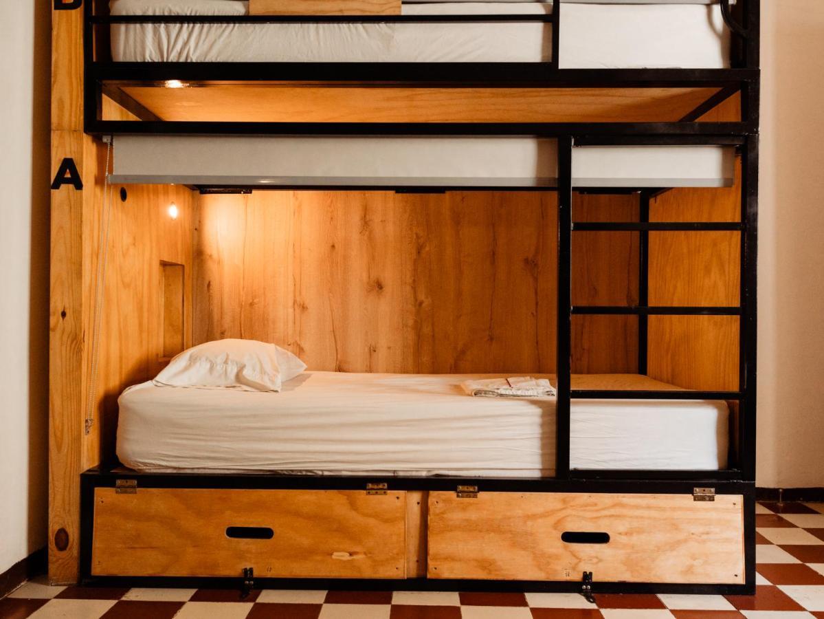 Cama individual en habitación compartida de 4 camas con aire acondicionado